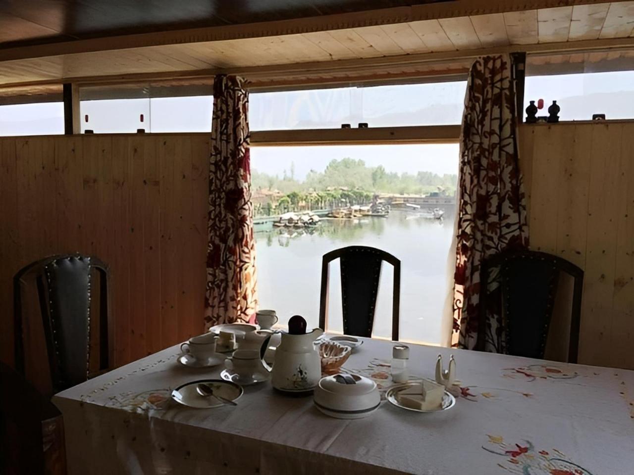 Hotel Heritage Amina Group Of Houseboats Srīnagar Exteriér fotografie