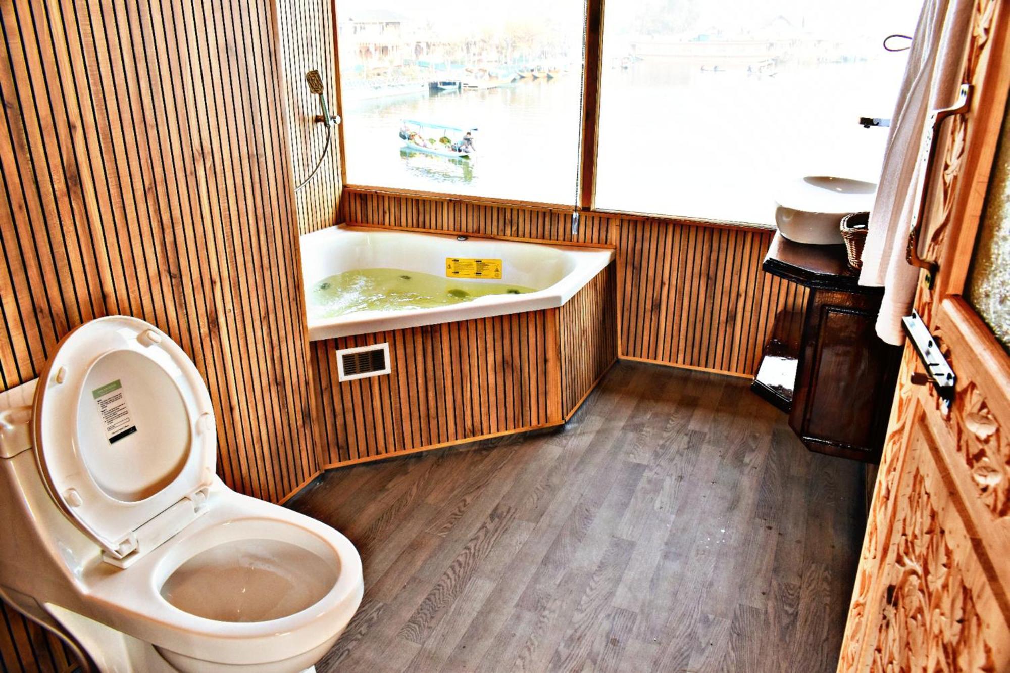 Hotel Heritage Amina Group Of Houseboats Srīnagar Exteriér fotografie