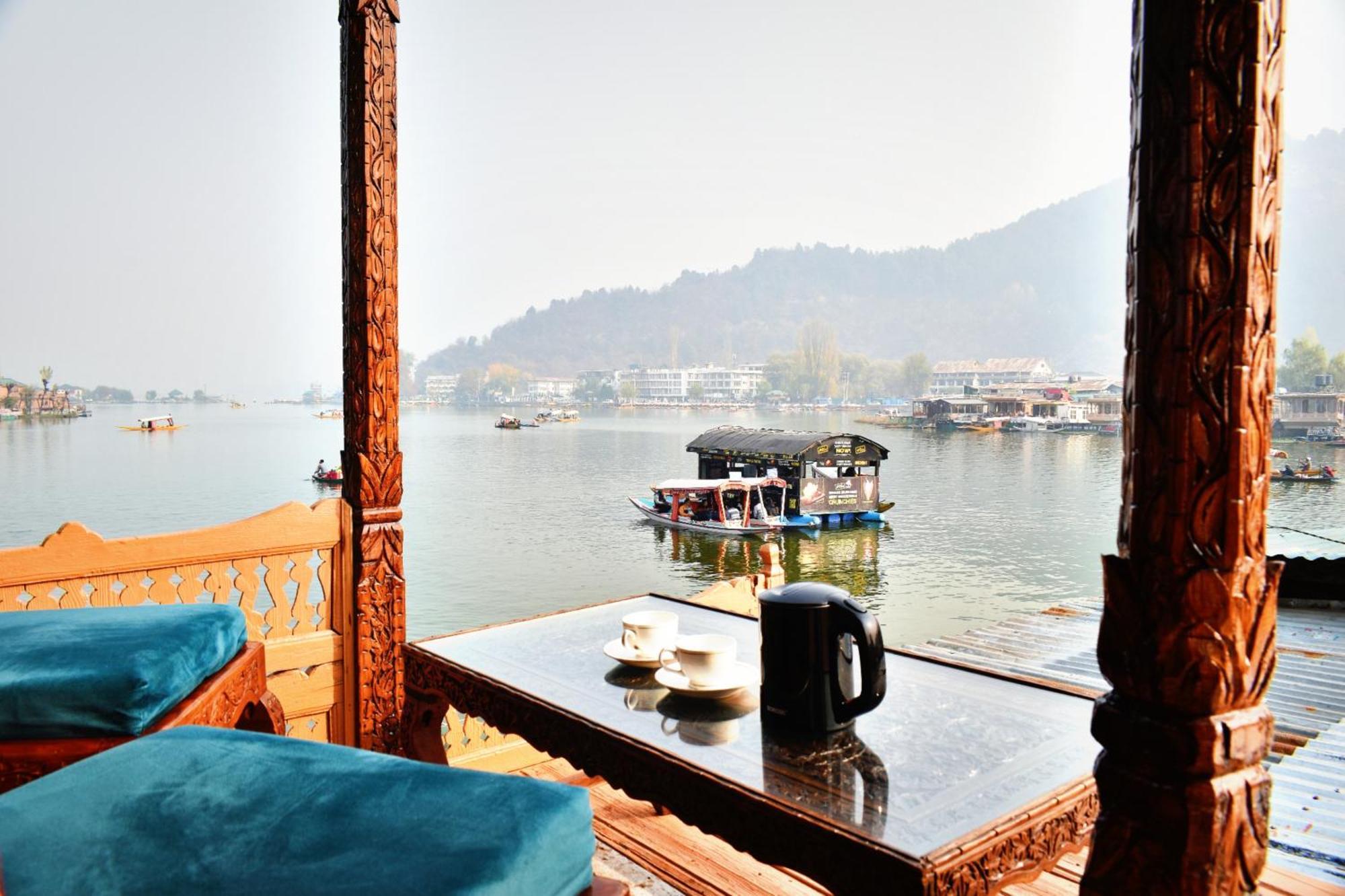 Hotel Heritage Amina Group Of Houseboats Srīnagar Exteriér fotografie